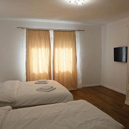 Casa Carmen Hotel โปเยนิเลซี ภายนอก รูปภาพ