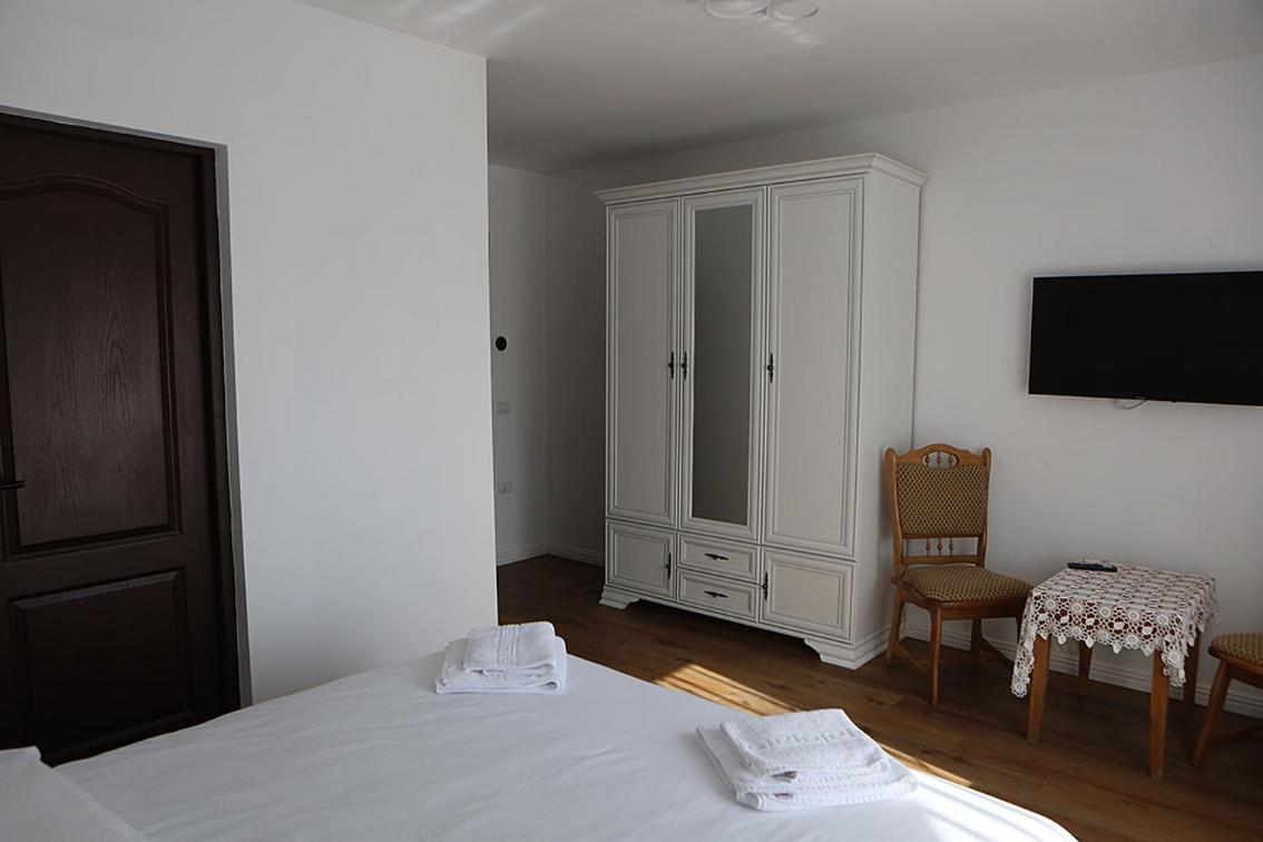 Casa Carmen Hotel โปเยนิเลซี ภายนอก รูปภาพ