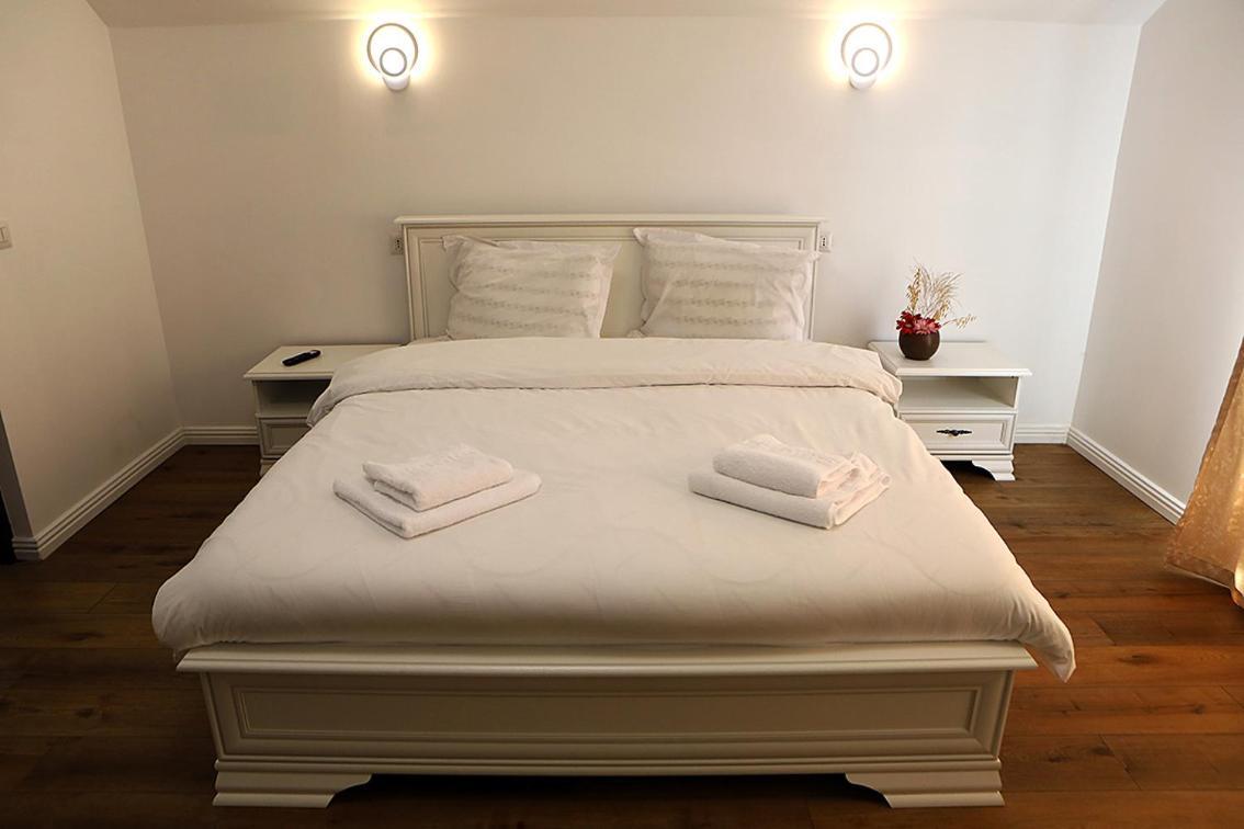 Casa Carmen Hotel โปเยนิเลซี ภายนอก รูปภาพ